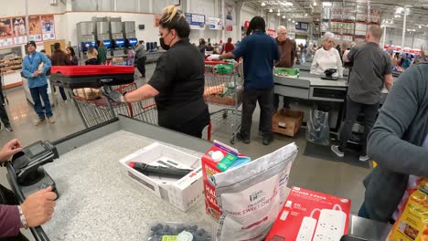 Dos-Empleados-De-Costco-Trabajando-Juntos-Para-Pagar-A-Un-Cliente