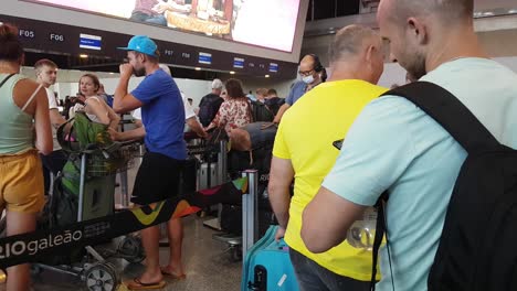 Pasajeros-En-El-Aeropuerto-Internacional-De-Río-De-Janeiro-Esperando-En-Fila-Para-Uno-De-Los-últimos-Vuelos-A-Europa-Durante-El-Brote-De-Pandemia-De-Coronavirus