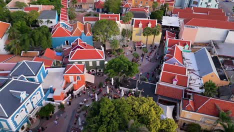 Lebendige-Bunte-Häuser-Im-Dorf-Kura-Hulanda-In-Otrobanda,-Willemstad,-Curaçao,-Während-Touristen-Durch-Die-Seitenstraßen-Streifen