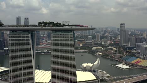 Marina-Bay-Sands-Hotel-Mit-Singapurs-Stadthafen-Im-Hintergrund-Aus-Einer-Luftdrohne