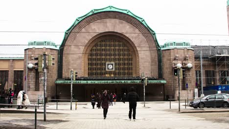 Winter-day-at-Helsinki-Central-Station-with-people-commuting,-city-vibe,-wide-shot