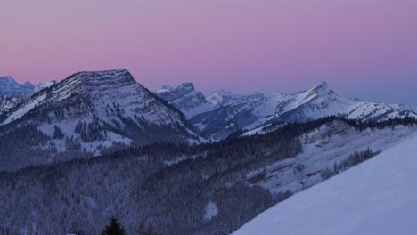 Erleben-Sie-Die-Schönheit-Des-Sonnenaufgangs-über-Einer-Schneebedeckten-Bergsilhouette-Durch-Diese-Faszinierenden-Drohnenaufnahmen