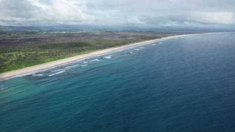 Vista-Panorámica-Sobre-La-Playa-De-Pertenencia,-Byron-Bay,-Nueva-Gales-Del-Sur,-Australia---Toma-Aérea-De-Un-Drone