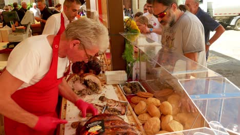 Un-Carnicero-Cortando-Carne-De-Cerdo-Para-Turistas-En-La-Fiesta-Del-Cochinillo-De-Monte-San-Savino.