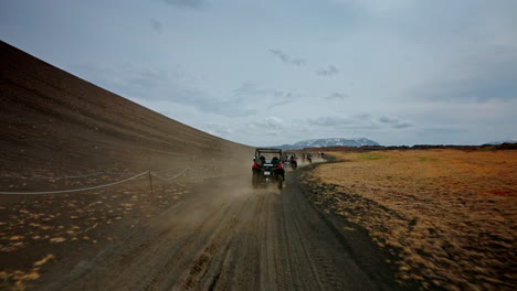 Columna-De-Vehículos-Todo-Terreno-Que-Exploran-Los-Salvajes-Paisajes-Volcánicos-De-Islandia.