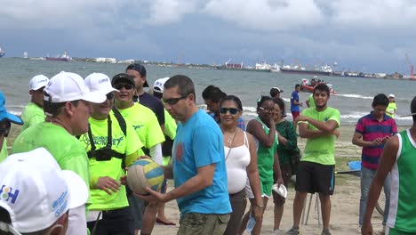 El-Expresidente-De-Honduras,-Juan-Orlando-Hernández-Golpea-Una-Pelota-Boley-Durante-Un-Evento-De-Promoción-De-La-Actividad-Física