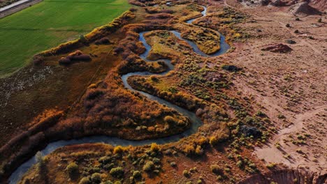 Winding-River-Snaking-Through-Capitol-Reef-Mountains-Landscape