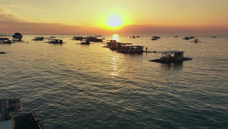 Drohnenflug-über-Schwimmende-Asiatische-Boote-Auf-Dem-Wasser-Bei-Sonnenuntergang