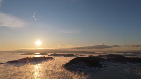 Goldener-Sonnenuntergang-Am-Horizont-Mit-Silhouette-Der-Inseln-In-Der-Nähe-Von-Bjorvika,-Oslo