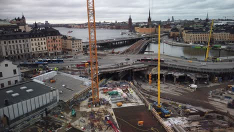 Großkran-Transportiert-Baumaterial-An-Der-Schleuse-In-Stockholm,-Schweden