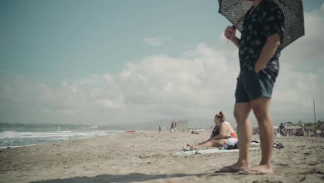 Mujer-Relajándose-En-Una-Toalla-De-Playa-En-La-Union,-Filipinas