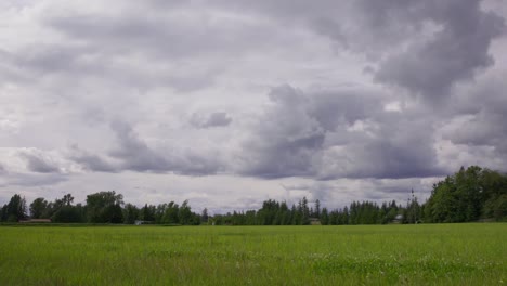 Bauernhoflandschaft-Während-Bewölktem-Tag