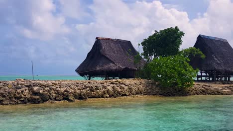 Casas-Tradicionales-De-Micronesia-Con-Techo-De-Paja-En-Una-Pequeña-Isla-Tropical-Remota-Con-Agua-Turquesa-Del-Océano-En-Los-Estados-Federados-De-Micronesia