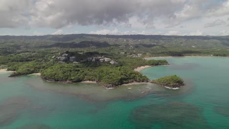 Orbit-Ansicht-Des-Tropischen-Strandes-Playa-Escondida-In-Las-Terrenas,-Dominikanische-Republik