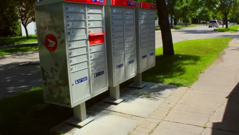 Caminando-Hasta-Los-Buzones-De-Correo-De-Canadá.