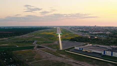 Acercándose-A-La-Pista-26-En-El-Aeropuerto-De-Tallin-Con-La-Iluminación-De-La-Pista-Brillando-Y-Las-Luces-De-Guía-De-Papi-Perfectamente-Alineadas-En-El-Atardecer-Amarillo-De-Verano