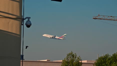 Un-Vuelo-De-La-Aerolínea-Emirates-Inicia-Su-Viaje-Tras-Despegar-Del-Aeropuerto-Internacional-De-Dubai,-Emiratos-árabes-Unidos,-Elevándose-Hacia-Los-Cielos-En-Su-Ruta-Hacia-Su-Destino