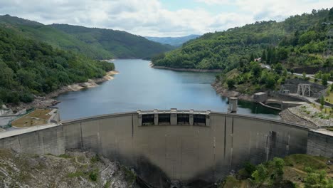 Staudamm-Luftaufnahme-Im-Norden-Portugals,-Salamonde,-Montalegre,-Portugal,-Luftaufnahme-An-Einem-Sonnigen-Tag-Im-Geres-Nationalpark,-Heranzoomen