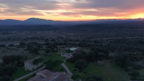 Vista-Aérea-Sobre-La-Majestuosa-Campiña-Francesa-Durante-La-Puesta-De-Sol,-Mansión-Rodeada-De-Un-Paisaje-Pintoresco