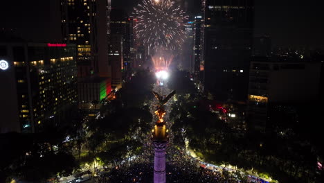 Vista-Aérea-Lejos-De-La-Estatua-Del-Ángel,-Noche-De-Año-Nuevo-En-La-Ciudad-De-México