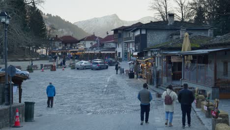 Metsovo-Hauptplatz-Kopfsteinpflaster-Straße-Schneedecke-Berggipfel-Hintergrund-Griechenland-Winter