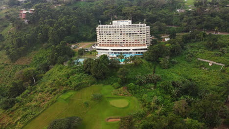 Vista-Aérea-Hacia-El-Hotel-Mont-Febe-En-Un-Día-Nublado-En-Yaundé,-Camerún.