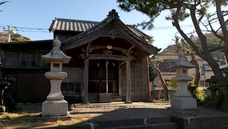 Kleiner-Ländlicher-Tempel-In-Einer-Typisch-Japanischen-Stadt