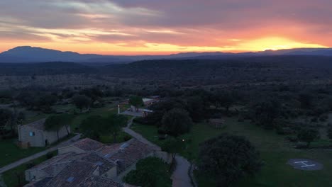 Wunderschöne-Aussicht-Auf-Die-Landschaft-Im-Süden-Frankreichs-Mit-Einem-Großen-Bauernhaus-Und-Einem-Sonnenuntergang
