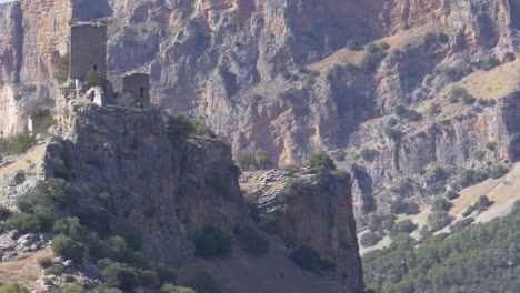 Vista-Del-Castillo-De-OtiÑar-Con-Las-Montañas-Al-Fondo.