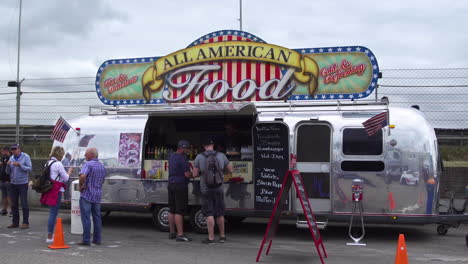 Leute,-Die-Essen-An-Einem-Old-School-All-American-Food-Truck-Essen,-Umgebauter-Anhänger,-Statisch