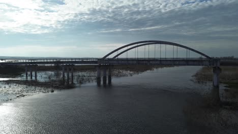 Inundación-Río-Puente-Carretera-Drone-Aéreo-Circulando-Día-Soleado