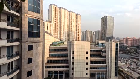 Edificios-Urbanos-De-Gurgaon-Temprano-En-La-Noche-Horizonte-Timelapse-Time-Lapse-Pan-De-Izquierda-A-Derecha