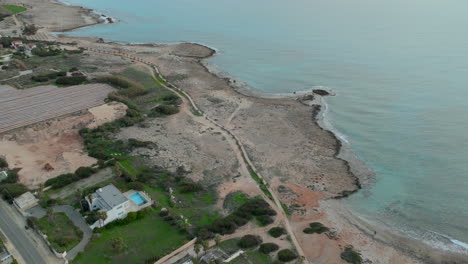 Luftaufnahme-Der-Kurvenreichen-Straße-Entlang-Der-Küste-Der-Insel-Zypern-Bei-Ruhigem-Sonnenuntergang-Mit-Ruhigem-Meer---Oben-Unten