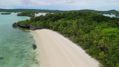 Abgelegener-Strand-Auf-Fidschi-Ohne-Menschen-Und-Mit-Einer-Drohne-Im-Flug