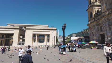 Fachada-Iluminada-Por-El-Sol-De-La-Catedral-Primada-De-Bogotá-Panorámica-A-La-Plaza-De-Bolívar