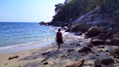 Mujer-Explora-La-Solitaria-Playa-De-Ensueño-En-La-Isla.