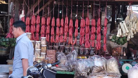 Im-Schaufenster-Werden-Verschiedene-Verarbeitete-Produkte,-Darunter-Wurst-Und-Rotes-Fleisch,-Neben-Anderen-Artikeln-Prominent-Präsentiert