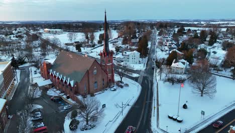 Iglesia-Histórica,-Conduciendo-Coches-Y-Ondeando-La-Bandera-Americana-En-La-Nieve-Del-Invierno.