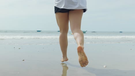 Nahaufnahme-Eines-Asiatischen-Mädchens,-Das-Barfuß-Auf-Sand-Am-Strand-Läuft