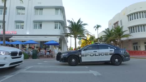 Coche-De-Policía-De-Miami-Patrullando-En-Ocean-Drive-En-La-Soleada-Tarde-De-Verano