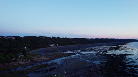 Vista-De-Drone-De-Una-Ciudad-En-Gaspésie-Sobre-El-Río-San-Lorenzo