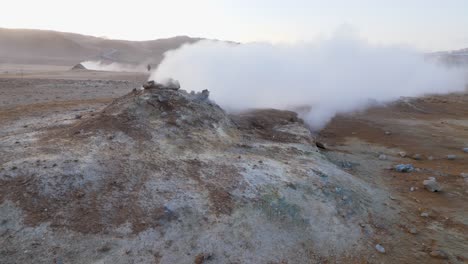 Humeantes-Aguas-Termales-En-El-Campo-Geotérmico-De-Namaskard-En-El-Norte-De-Islandia