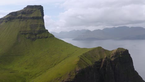 Insel-Kalsoy-Und-Berühmter-Leuchtturm-Kallur-Auf-Den-Färöer-Inseln