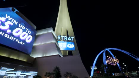 Arcos-Iluminados-En-Las-Vegas-Boulevard-Junto-A-La-Torre-Strat-Por-La-Noche