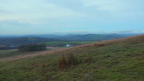 Anochecer-Sobre-Lyme-Park-Con-Vistas-Panorámicas-Del-Paisaje-Verde-Y-Colinas-Distantes,-Cielo-Nublado