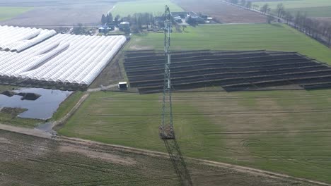 Strommast-Versorgungsunternehmen-Solarfarm-Solarpanel-Folie-Tunnel-Anbau-Antenne