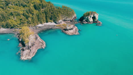 Vista-Aérea-De-La-Costa-Del-Borde-En-Cape-Hillsborough,-Agua-Azul,-Pacífica