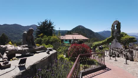 Schwenk-Von-Religiöser-Statue-Vom-Aussichtspunkt-Monserrate-Mit-Bogota-In-Der-Ferne,-Kolumbien