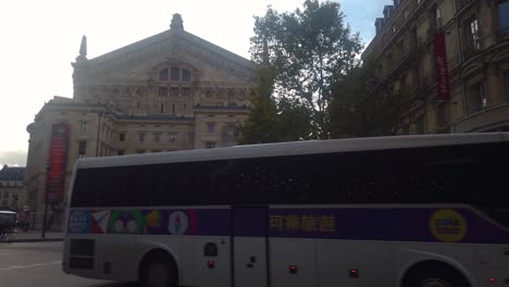 Toma-En-Cámara-Lenta-Del-Tráfico-Frente-Al-Palacio-Garnier-En-París,-Francia.