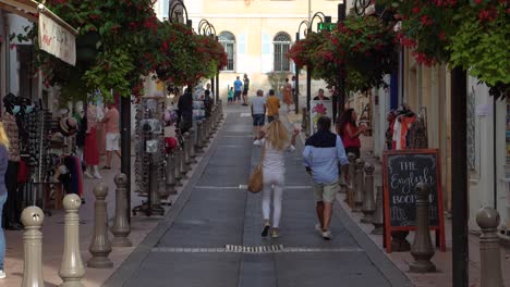 Una-Pareja-Camina-Por-Una-Hermosa-Calle-Comercial-En-El-Casco-Antiguo-De-Antibes,-Francia